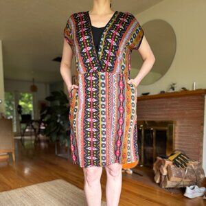 Cute multicolored patterned dress. Pockets!! EUC